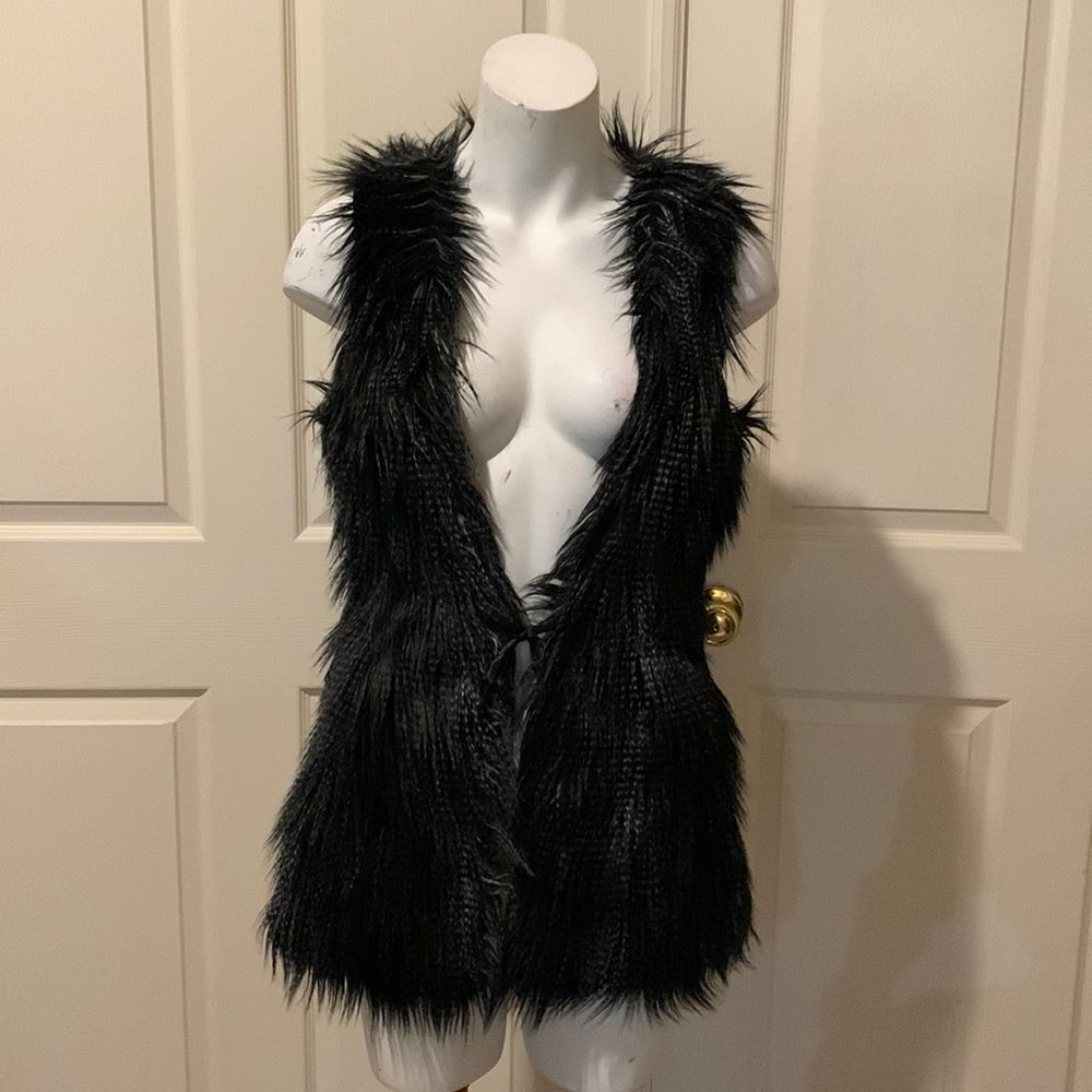 Comma, Feather vest.